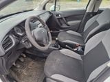 une voiture équipée d'un volant et d'un tableau de bord