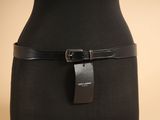 un gros plan sur le torse d'un mannequin portant une ceinture noire