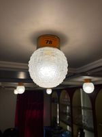 2 Plafonniers globe en verre, base couleur or, verre strié t… (photo 2)