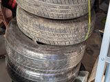 plusieurs pneus empilés les uns sur les autres dans un garage