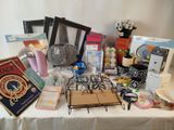 une table sur laquelle se trouvent plusieurs objets