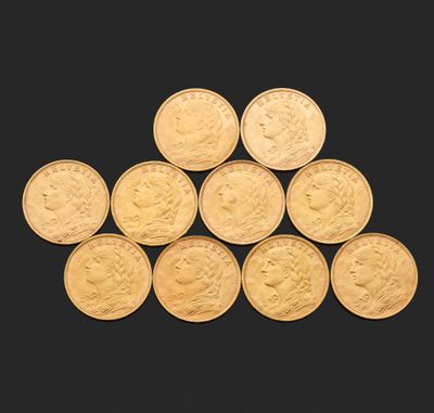 Plusieurs pièces d'or sont empilées les unes sur les autres sur une surface noire