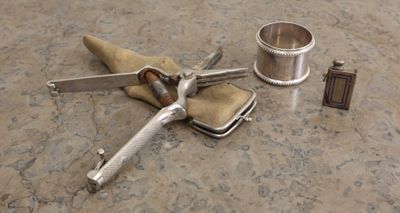 un décapsuleur, un couteau et d'autres objets posés sur une table