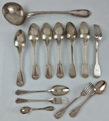 beaucoup de cuillères en argent et de cuillères à soupe sur la table
