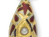 un pendentif en forme de larme, en or et émail, orné d'une perle