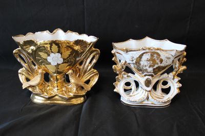Paire de vase en porcelaine, fleurs, dorure effacée, épaufru…