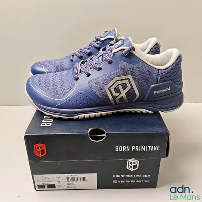 des chaussures New Balance pour homme dans une boîte posée sur une table