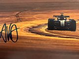 une photo d'une voiture de course qui file sur le circuit