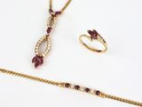 une collection de bijoux comprenant un collier, un bracelet et une bague