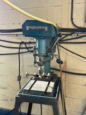 une machine posée sur une table dans une pièce