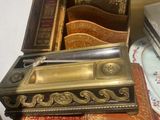 une table en verre sur laquelle sont posés plusieurs livres