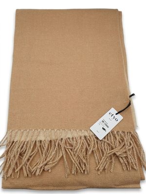 une écharpe beige à franges sur fond blanc