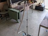 un ordinateur posé sur un support au milieu d'une pièce