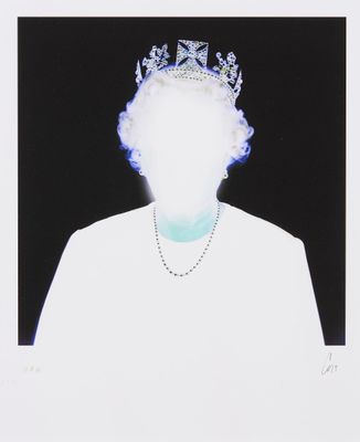 une photo en noir et blanc d'une femme portant une couronne