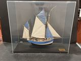 une maquette de voilier dans une vitrine
