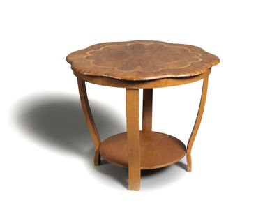 une petite table en bois surmontée d'une étagère