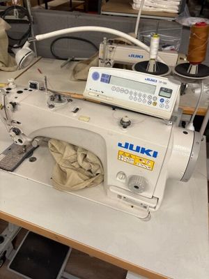une machine à coudre posée sur une table