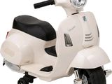 un scooter blanc avec une selle noire et une selle noire