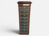 une petite commode en bois à quatre tiroirs, ornée de dorures