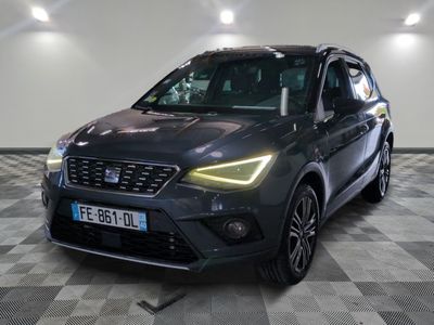 vue de face d'un SUV gris garé sur un sol à damier