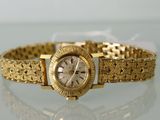 une photo d'une montre-bracelet de femme posée sur une table en verre