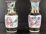 deux vases posés sur une table