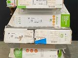 une pile de cartons posée sur une palette
