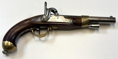 un vieux fusil exposé sur une table