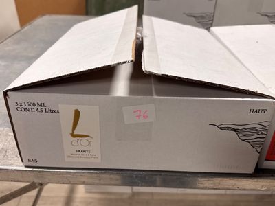 une boîte posée sur une table