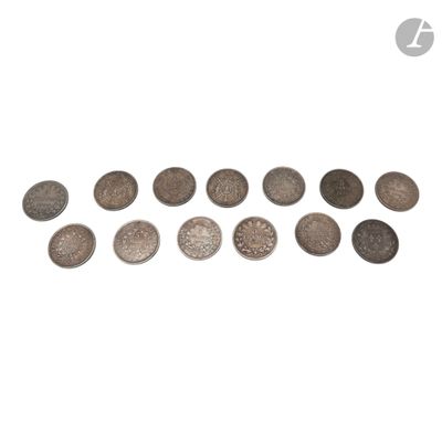 un groupe de pièces empilées les unes sur les autres sur une surface blanche