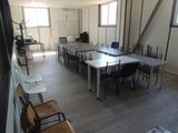 une pièce dans laquelle se trouvent une table et des chaises