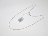 gros plan d'un collier auquel est attachée une étiquette
