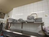 de nombreuses assiettes sur l'étagère de la cuisine