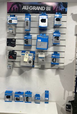 une vitrine présentant des téléphones portables accrochée au mur d'un magasin