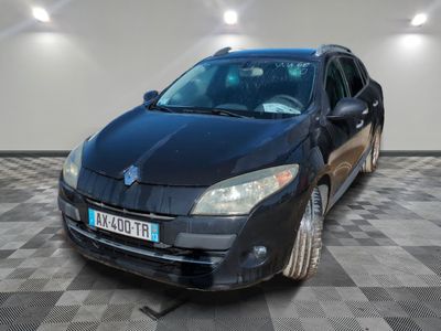 la photo d'une voiture noire garée dans un garage