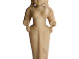 une image représentant une statue de femme debout au sommet d'un bloc de pierre