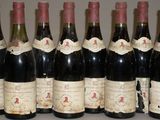 six bouteilles de vin sont alignées sur une table