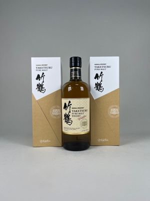 l'image d'une bouteille de whisky posée à côté d'une boîte