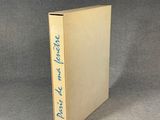 un vieux livre avec des inscriptions bleues, posé sur une table