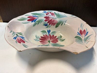 un bol blanc orné de fleurs rouges et bleues