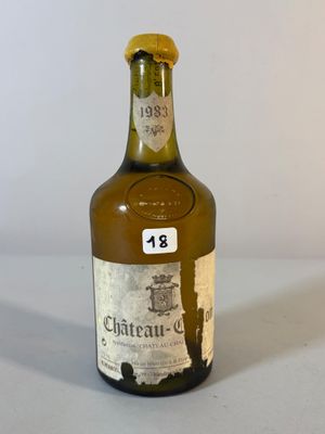 une bouteille de vin posée sur une table