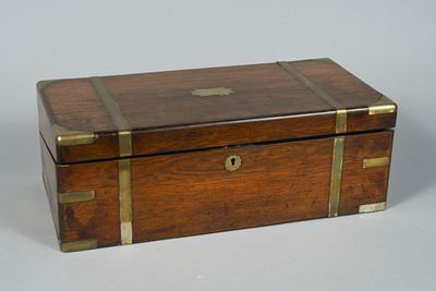 Écritoire en acajou et placage d'acajou bardé de laiton, écu…