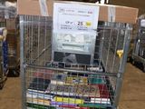 un chariot rempli de livres dans un entrepôt