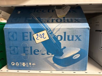 une boîte bleue posée sur une étagère dans un magasin