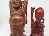 trois figurines en bois représentant un Bouddha rieur et un enfant