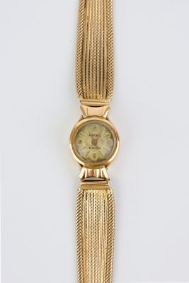 une image d'un gros plan d'une montre-bracelet sur une surface blanche