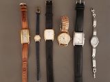 plusieurs types de montres sont alignés sur une table