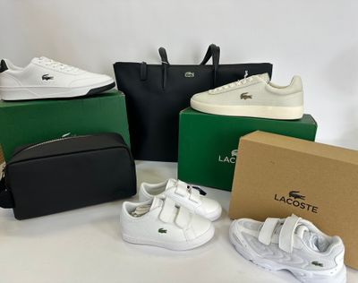 Plusieurs paires de chaussures et un sac à main sont posés sur une table