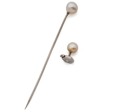 gros plan d'une paire de boucles d'oreilles sur une surface blanche