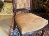 une chaise posée sur un tapis dans une pièce